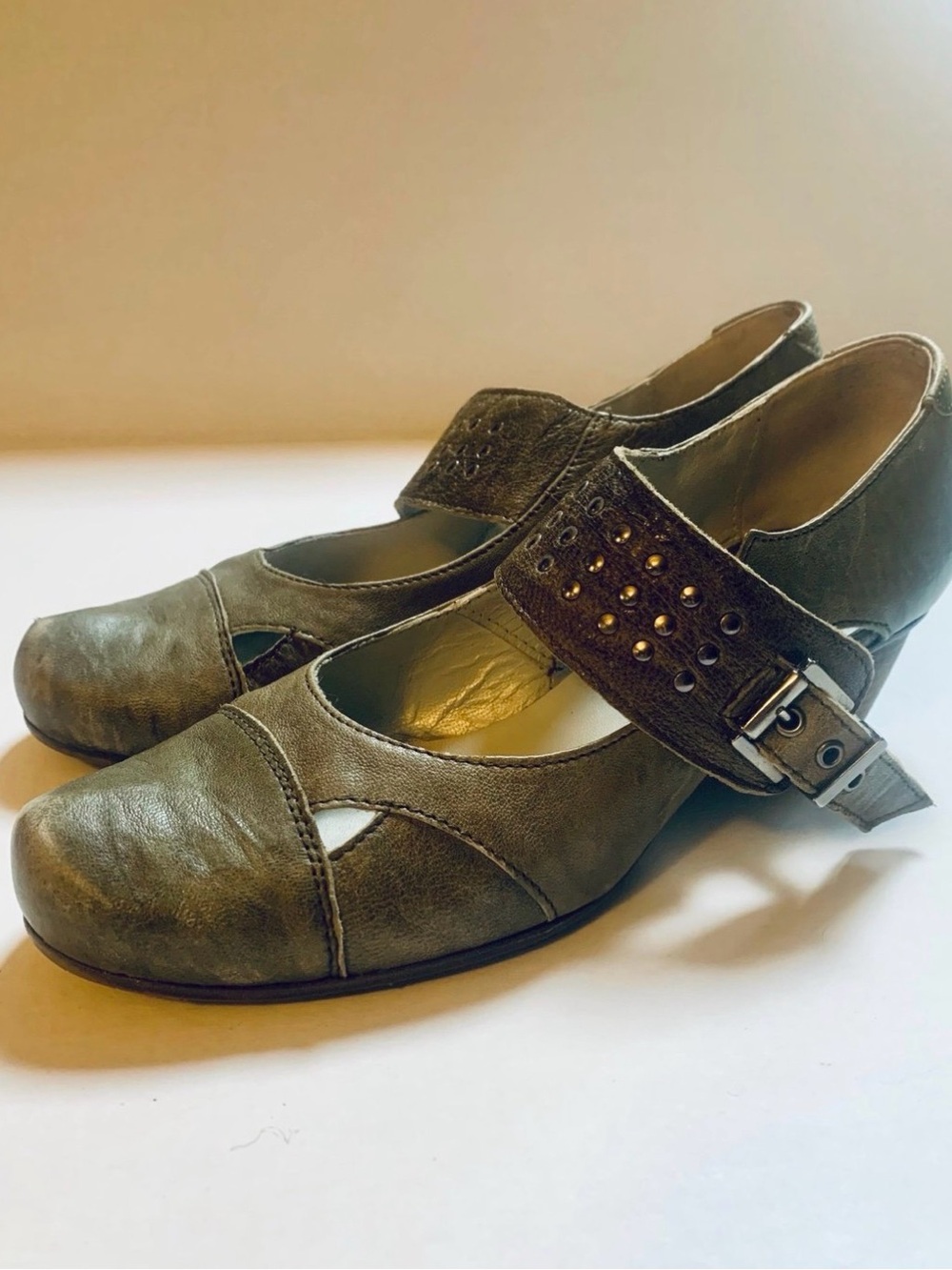 Elegant Olive Leather Heels with Studded Strap Fidji 39.5uk